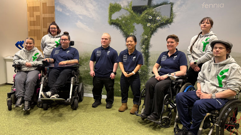 Tulevaisuuden tähdet 2026 -ryhmään valittuja urheilijoita yhteiskuvassa Fennian julkistustilaisuudessa.